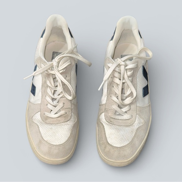 VEJA V-10 Sneakers - Picture 2 of 10